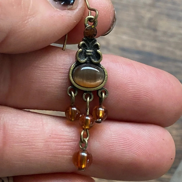 Brass and amber dangle earrings - Picture 8 of 8